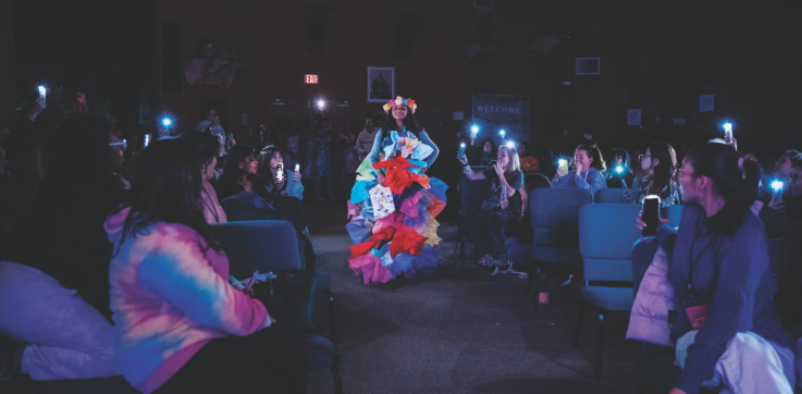<p>An attendee shows off her paper dress in The Bloom Experience.</p><p>Una asistente muestra su vestido de papel en The Bloom Experience.</p>