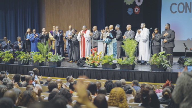 Los pastores de GLAR son presentados y reconocidos por su labor en el ministerio.