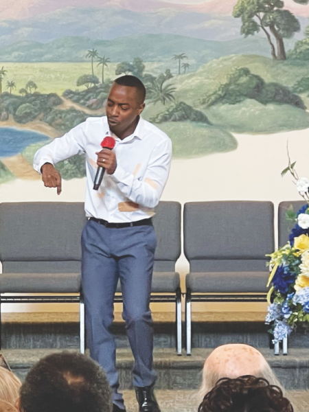 Kevin Solomon, recién nombrado pastor de la iglesia, predica sobre la importancia de abrir las puertas a todas las personas necesitadas