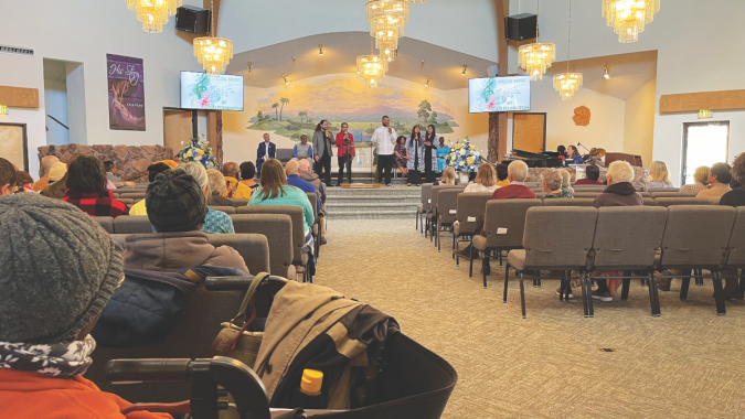 Solid Foundation dirige el servicio de adoración durante la gran reapertura de la iglesia de Sparks