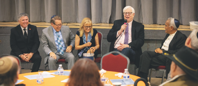 <p>Prager leads the impromptu Sabbath School discussion panel.</p><p>Prager dirige el panel de discusión improvisado de la Escuela Sabática.</p>