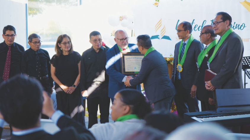 <p>United Filipino company celebrates new company status with a certificate.</p><p>La United Filipino Company celebra el nuevo estatus de Compañía con un certificado.</p>