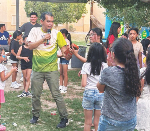 El pastor Antulio Espinoza entrega premios durante el festival del Día del Niño.