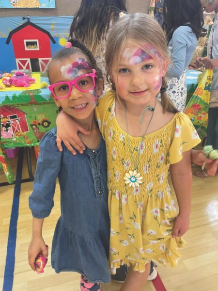 Dos se lucen después de una visita a la estación de pintura.