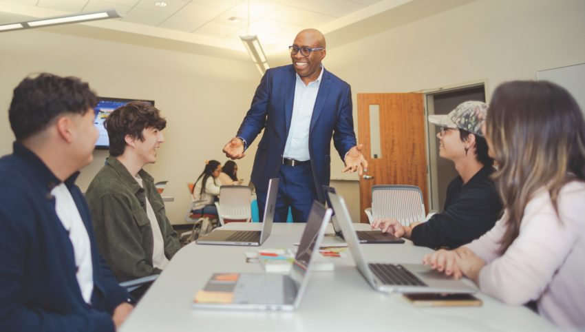 <p>La Sierra University President Christon Arthur speaks to students during a class at the Zapara School of Business.</p><p>Christon Arthur habla con estudiantes durante una clase de administración en la Zapara School of Business.</p>